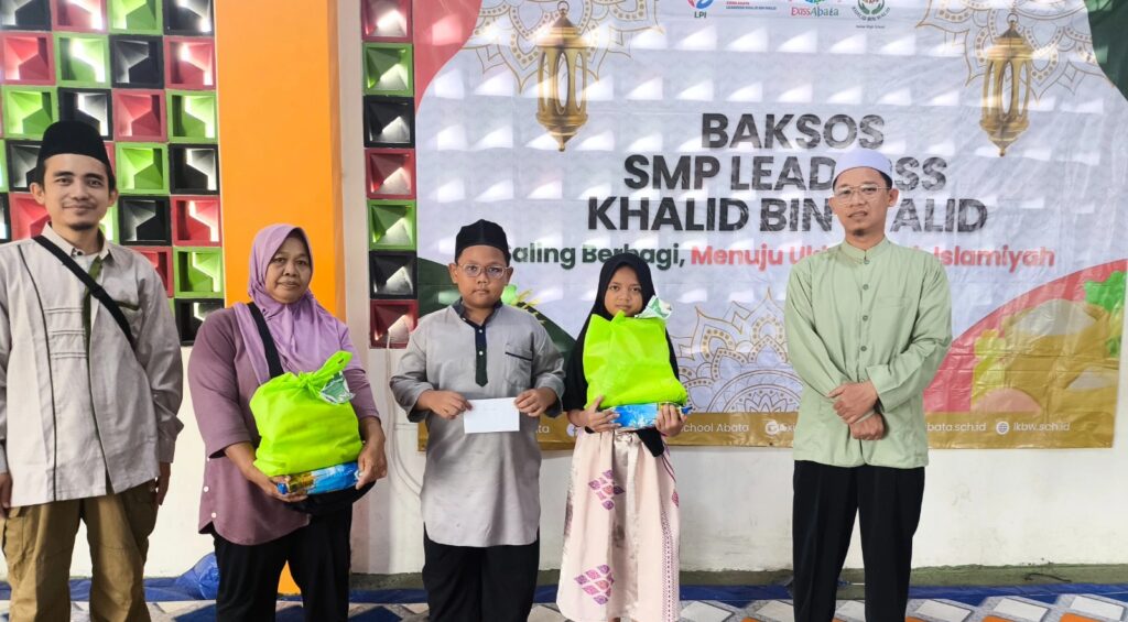 SMP Leaderss Khalid bin Walid, sebuah sekolah Islam di Jakarta Barat, mengadakan Bakti Sosial (BAKSOS) untuk menyambut Bulan Ramadhan.