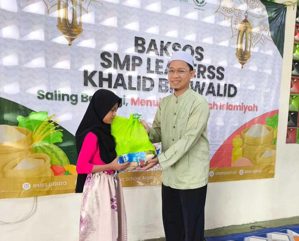 SMP Leaderss Khalid bin Walid, sebuah sekolah Islam di Jakarta Barat, mengadakan Bakti Sosial (BAKSOS) untuk menyambut Bulan Ramadhan.