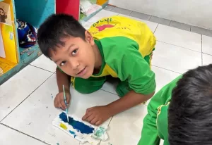 Serunya Belajar Melukis Tempat Pensil di SD Exiss ABATA